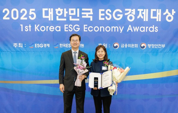 대한민국 ESG경제대상 시상식에서 공공기관 부문 ESG혁신대상을 수상한 남양주도시공사 조윤정 실장(오른쪽)과 시상을 진행한 ESG경제 손종원 대표.제공=ESG경제