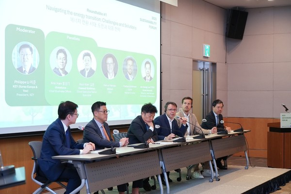 17일 서울 여의도 한국경제인협회 컨퍼런스센터에서 열린 '2025 SUSTAINABILITY FORUM'에서 참가자들이 에너지 전환 해법과 지속가능 금융 협력을 논의했다.  사진=다쏘시스템