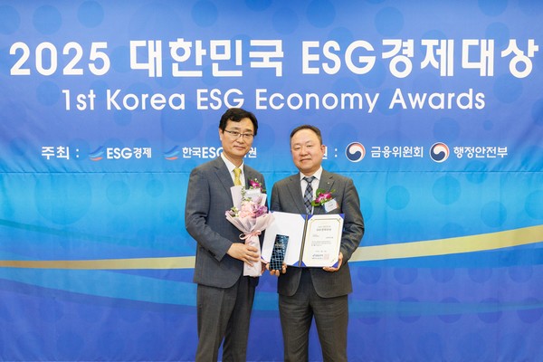 대한민국 ESG경제대상 시상식에서 기업 부문 사회책임대상을 수상한 LIG넥스원 이성환 전무(오른쪽)와 시상을 진행한 ESG경제 김광기 대표이사.제공=ESG경제