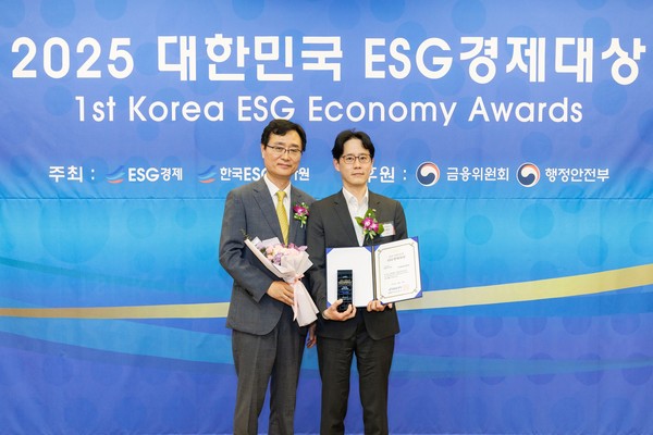 ESG경제대상 시상식에서 기업 부문 ESG혁신대상을 수상한 미래에셋증권 신동호 팀장(오른쪽)과 시상을 진행한 ESG경제 김광기 대표이사.제공=ESG경제