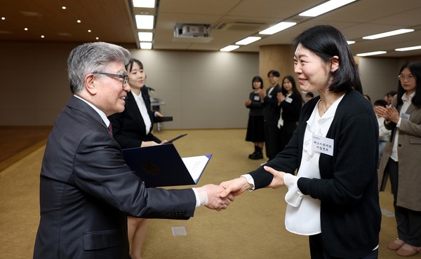 유한재단 김중수 이사장(왼쪽)이 23일 서울 동작구 유한양행 본사에서 진행된 2차 '2025 유일한 장학금 수여식'에서 장학증서를 수여한 후 악수를 나누고 있다.  사진=유한양행