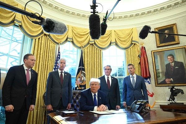 도널드 트럼프 미국 대통령이 (왼쪽부터) 리 젤딘 EPA 청장, 크리스 라이트 에너지부 장관, 더그 버검 내무부 장관, 션 더피 교통부 장관과 함께 지난 14일 워싱턴DC 백악관 집무실에서 관련 행정명령에 서명하고 있다. AFP=연합뉴스