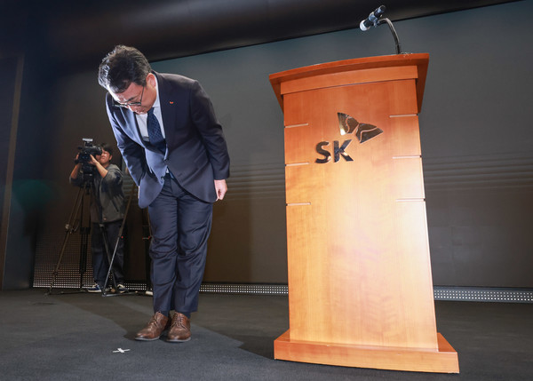 유영상 SK텔레콤 대표이사가 25일 서울 중구 SKT타워에서 SK텔레콤 이용자 유심(USIM) 정보가 해커 공격으로 유출된 것과 관련해 고개 숙여 사과하고 있다.  사진=연합뉴스