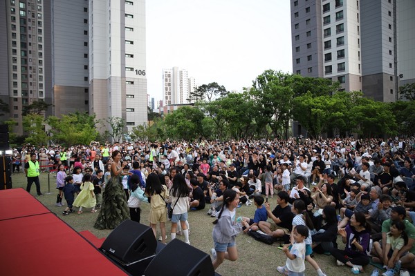 지난해 5월 한들물빛도시 지웰시티 푸르지오 단지에서 열린 푸르지오 가든음악회 모습.  사진=대우건설