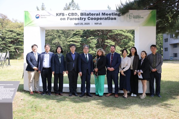 25일 임상섭 산림청장(왼쪽에서 다섯번째)이 아스트리드 슈마커 생물다양성협약(CBD) 사무총장(왼쪽에서 여섯번째)과 기념촬영을 하고 있다.제공=환경부