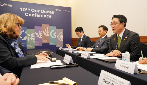 강도형 해양수산부 장관이 28일 부산 BEXCO에서 아스트리드 쇼마커 생물다양성협약 사무총장과 면담하고 있다.제공=연합뉴스