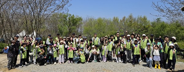 2025노을공원 숲가꾸기 임직원 가족일동. 사진=유한양행