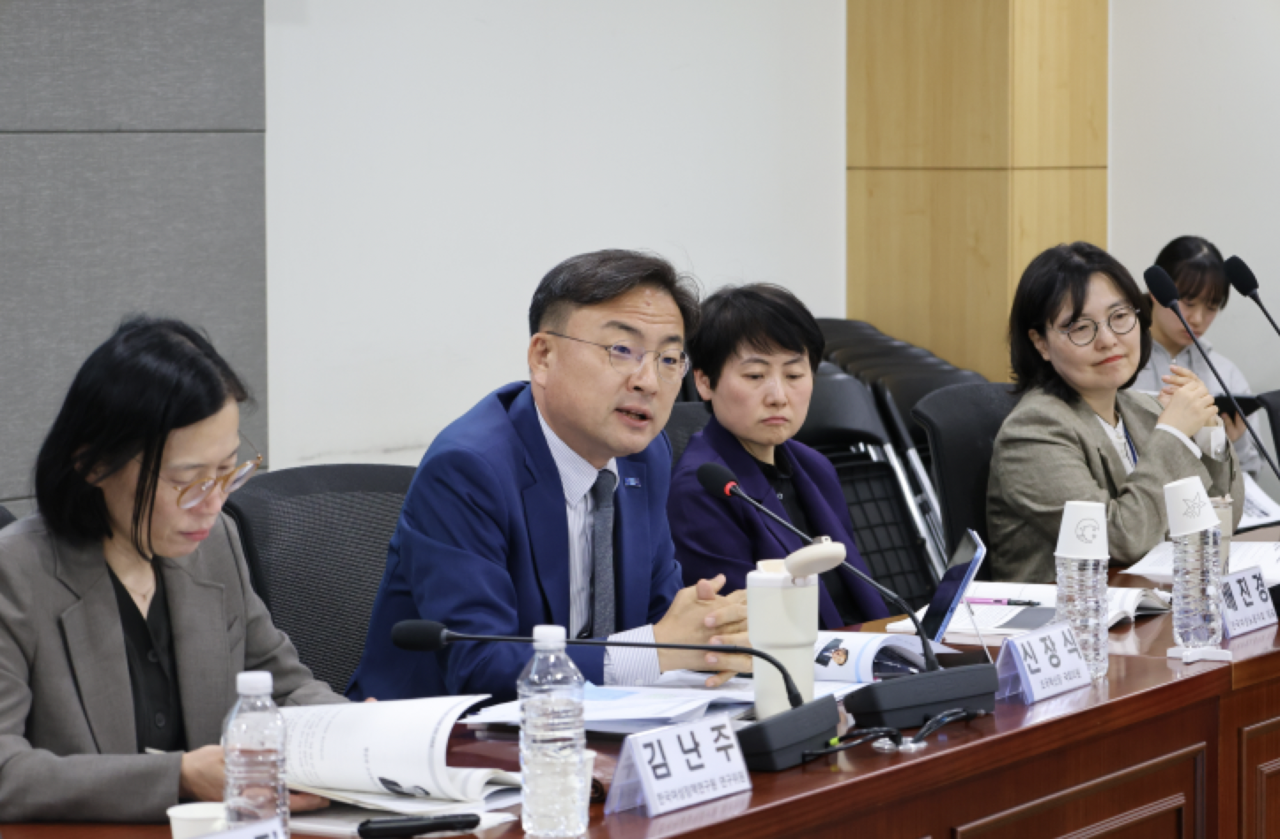 30일 여의도 국회 의원회관에서 개최한 ‘성평등임금공시제 도입을 위한 토론회’에서 조국혁신당 신장식 의원이 발언하고 있다.  사진=조국혁신당 신장식 의원실