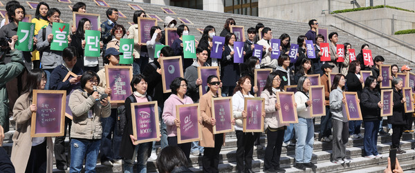 환경단체 기후위기비상행동과 기후정치바람이 지난 4월 15일 서울 세종문화회관 앞에서 기후 단일의제 대선 TV 토론회 촉구 기자회견을 하고 있다. 사진=연합뉴스