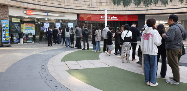 서울 시내 한 SKT 대리점에 시민들이 줄을 서서 유심 교체를 기다리는 모습. 사진=연합뉴스