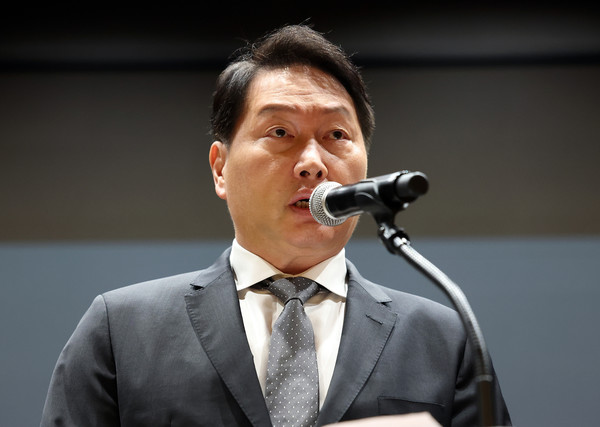 최태원 SK그룹 회장이 7일 서울 중구 SKT타워에서 열린 유심 정보 유출 관련 일일 브리핑에 참석, SK텔레콤에서 일어난 해킹 피해에 대해 사과하고 있다.   사진=연합뉴스