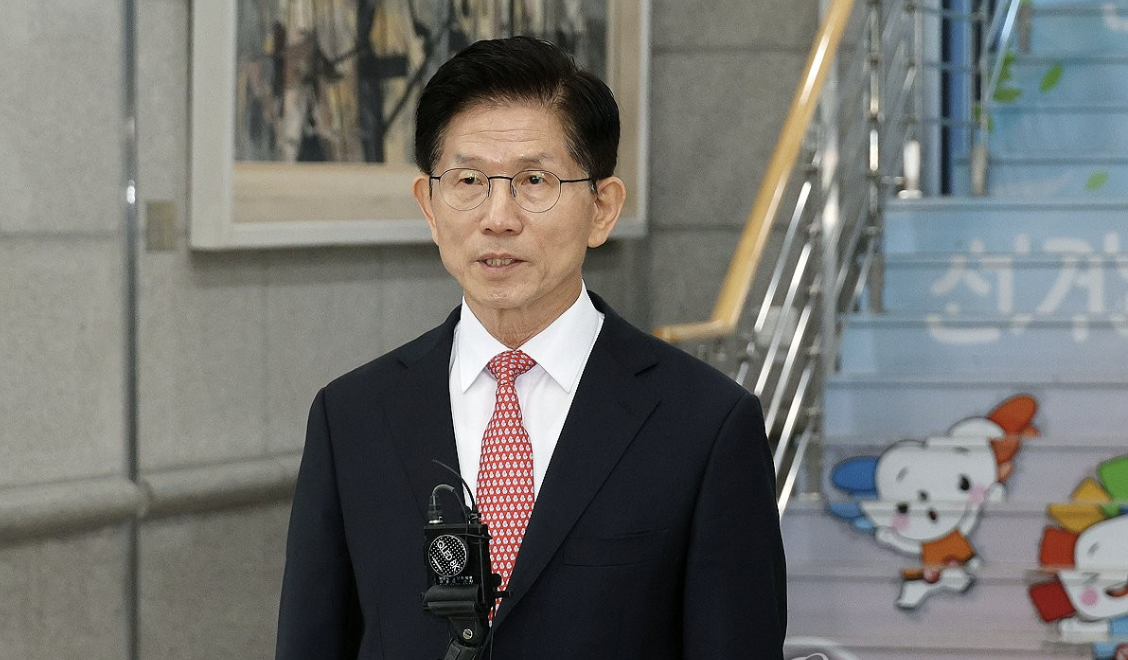 국민의힘 김문수 대선 후보가 11일 경기도 과천 중앙선거관리위원회에서 제21대 대통령선거 후보 등록 후 취재진 질문에 답하고 있다. 사진=연합