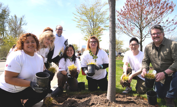LG전자 '라이프스 굿' 캠페인에 동참한 미국법인 직원들.   사진=LG전자