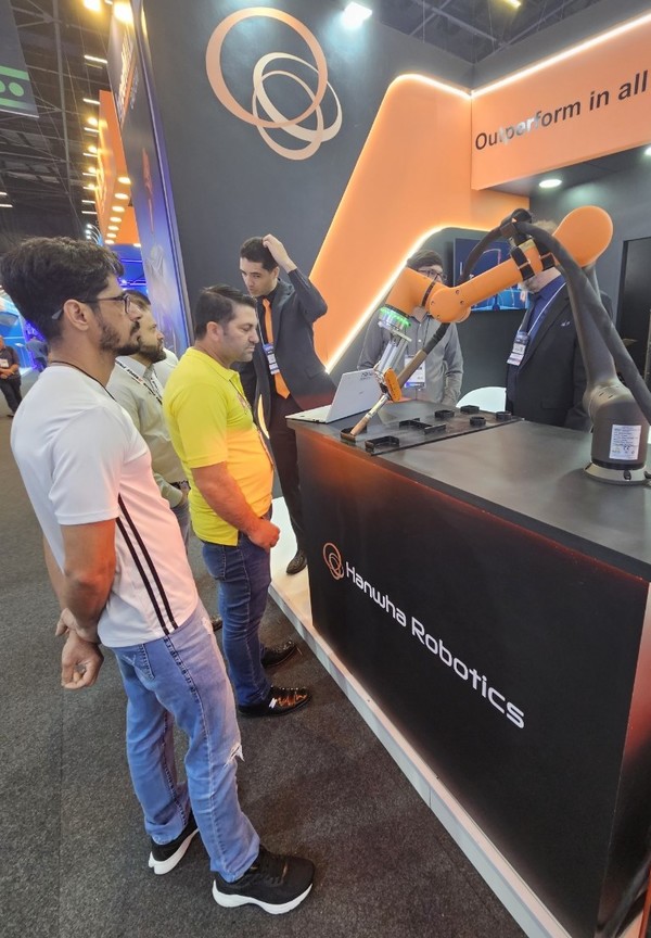 한화로보틱스의 용접 시연을 지켜보는 관람객들.   사진=한화로보틱스