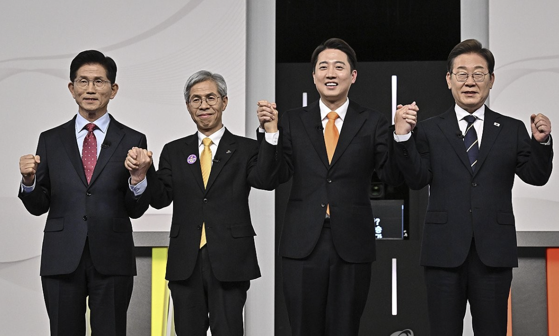 (오른쪽부터)더불어민주당 이재명·개혁신당 이준석·민주노동당 권영국·국민의힘 김문수 대선후보가 18일 서울 마포구 상암동 SBS 프리즘센터 스튜디오에서 열린 시작에 앞서 기념촬영을 하고 있다. 사진=연합뉴스