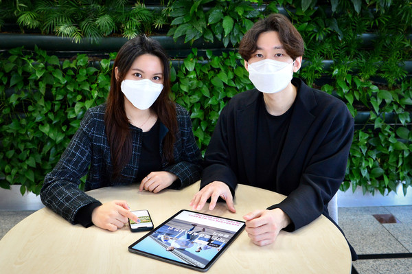 ESG 실천 기부앱 '알지'를 선보이는 LG화학 직원들. 사진=LG화학