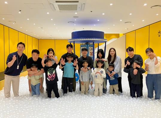 고려아연과 계열사 임직원들이 동명아동복지센터 아동들의 일일 보호자로서 키즈카페 체험 활동을 지원했다.    사진=고려아연