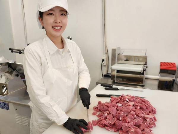 쿠팡 마켓플레이스 판매자 권수영 티라노축산 대표가 고기를 소분하고 있다.  사진=쿠팡