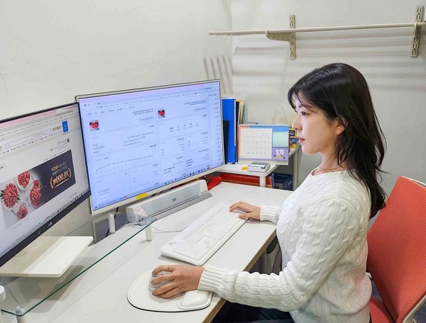 쿠팡 마켓플레이스 판매자 권수영 티라노축산 대표가 고기를 소분하고 있다.   사진=쿠팡