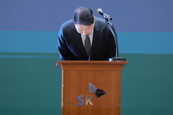 최태원 SK그룹 회장이 지난 7일 서울 중구 SKT타워에서 열린 유심 정보 유출 관련 일일 브리핑에 참석, SK텔레콤에서 일어난 해킹 피해에 대해 고개 숙여 사과하고 있다. 사진=연합뉴스