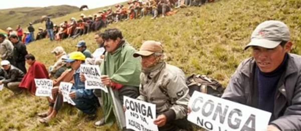 페루에서 추진하고 있는 중국계 기업의 광신 프로젝트에 현지 주민들이 반대하는 시위를 벌이고 있다.