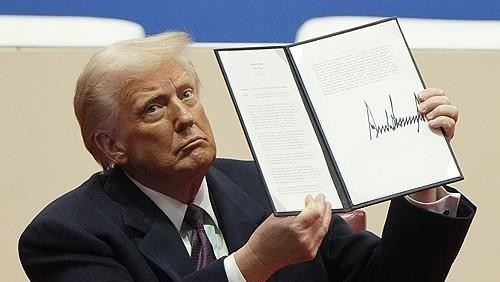 행정명령 들어보이는 트럼프 대통령.AP=연합뉴스