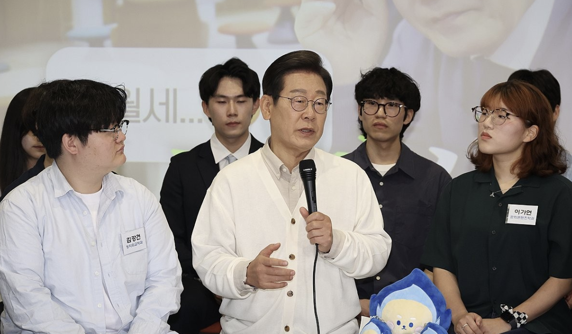 더불어민주당 이재명 대선 후보가 26일 경기 수원시 영통구 아주대학교 혁신공유라운지에서 청년 정책을 논의하기 위해 대학생들과 간담회를 하고 있다. 사진=연합뉴스