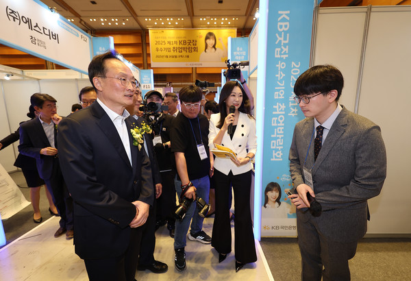 이환주 KB국민은행장(왼쪽)이 26일 서울 강남구 코엑스에서 열린 '2025 제1차 KB굿잡 우수기업 취업박람회'에서 부스를 둘러보고 있다. 사진=연합뉴스