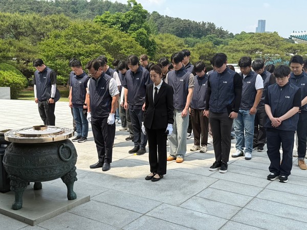 LIG넥스원 신익현 대표이사와 신입 사원들이 현충원을 찾아 순국선열과 호국영령의 희생을 추모했다.  사진=LIG넥스원