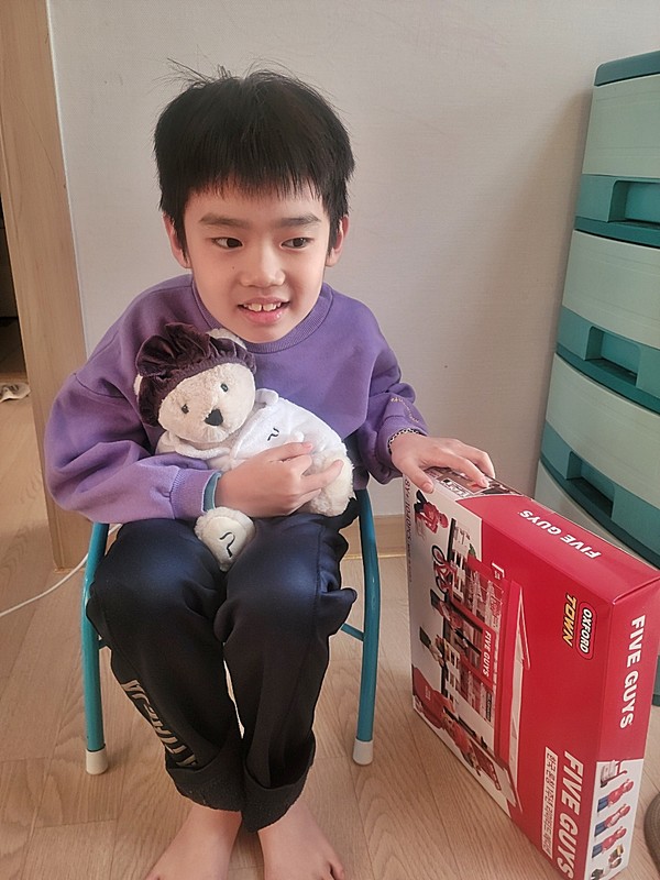 더 플라자 테디베어 선물과 한화갤러리아 자회사 에프지코리아의 파이브가이즈 옥스포드 블록과 의료비 지원을 받은 지완이(남·가명).   사진=한화호텔앤드리조트