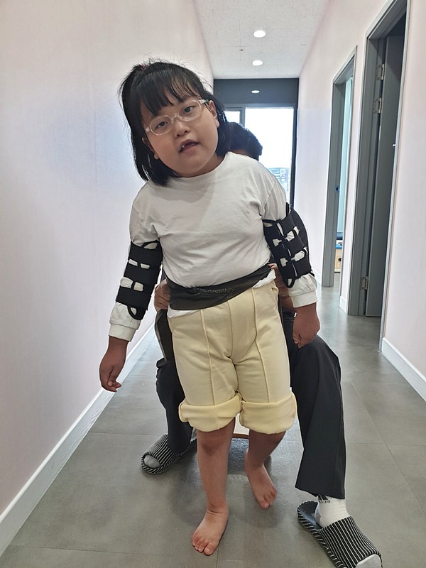 재활 치료를 받고 있는 하영이(여·가명).   사진=한화호텔앤드리조트