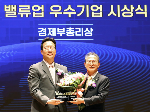 지난 27일 서울 여의도 한국거래소에서 열린 밸류업 우수기업 시상식에 참석한 양종희 KB금융그룹 회장(오른쪽)과 윤인대 기획재정부 차관보.   사진=KB금융지주