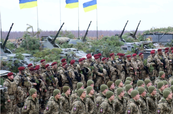 우크라이나 공수부대가 지난 2021년 11월 훈련 중 대형을 갖추고 서 있다. [자료:우크라이나 공수 강습군 사령부]