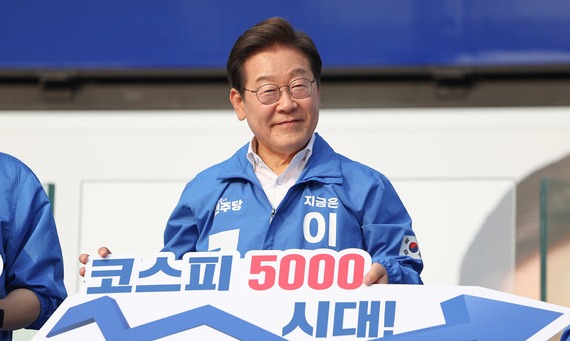 더불어민주당 이재명 대선후보가 지난달 29일 서울 서초구 고속버스터미널 앞에서 열린 서초구·강남구 유세에서 '코스피 5000 시대' 를 들어 보이며 경제회복 퍼포먼스를 하고 있다. 사진=연합뉴스