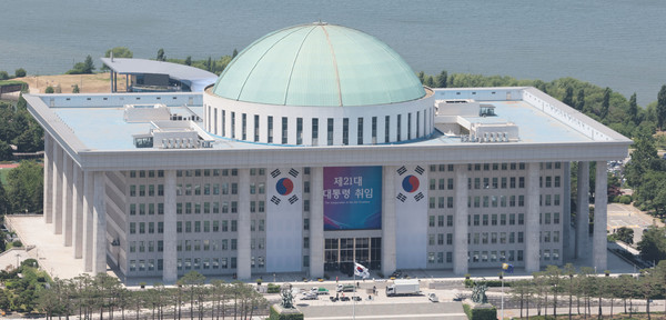 이재명 대통령이 공식 취임한 4일 서울 영등포구 여의도 국회의사당 입구 외벽에 제21대 대통령 취임 현수막이 설치돼 있다.   사진=연합뉴스