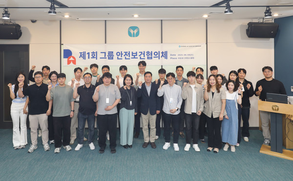 동아쏘시오그룹 안전보건 담당자들이 지난 4일 서울 동대문구 크레도스클럽에서 열린 ‘제1회 동아쏘시오그룹 안전보건협의체’에 참석해 기념촬영을 하고 있다.  사진=동아쏘시오그룹