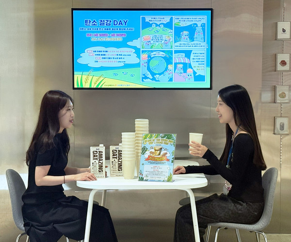 코오롱FnC 사옥 사내카페에서 다회용컵에 귀리우유로 제조한 음료를 마시는 임직원 모습.  사진=코오롱FnC