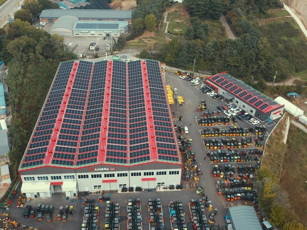 AJ네트웍스 천안센터 지붕에 설계·시공한 669kW 규모의 태양광 발전소 전경.   사진=엔라이튼
