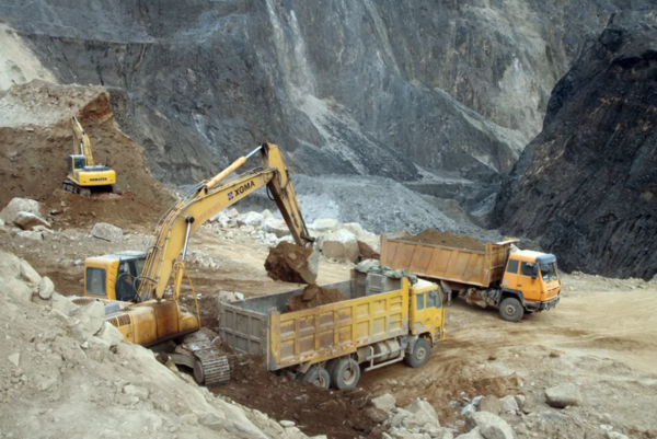 중국 쓰촨성 청두에 있는 장시동공사 쓰촨 지사 부지에서 희토류를 채굴하는 굴삭기들. [ChinaFotoPress]