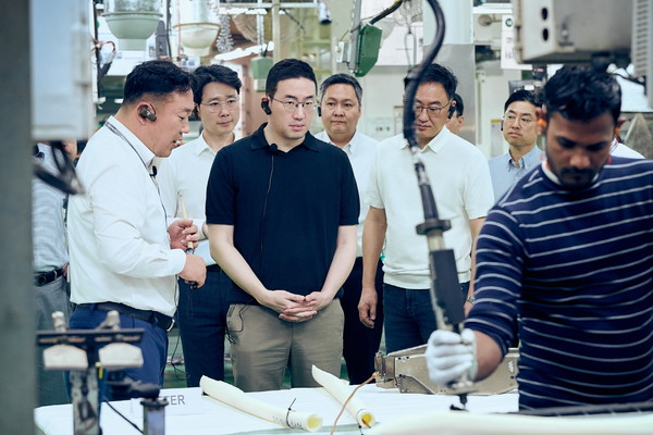 지난 2월 인도 노이다 생산공장 방문한 구광모 LG 회장.   사진=LG