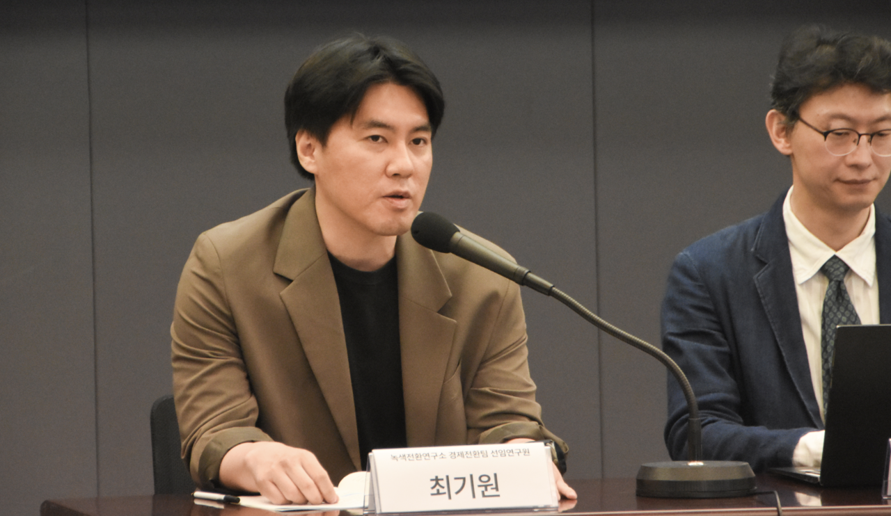 기후재정포럼(2020재단, 녹색전환연구소)과 녹색에너지전략연구소가 9일 개최한 ‘새 정부 기후재정 방향 제안 기자간담회’에서 발제하는 최기원 녹색전환연구소 경제전환팀 선임연구원의 모습. 사진=녹색전환연구소 