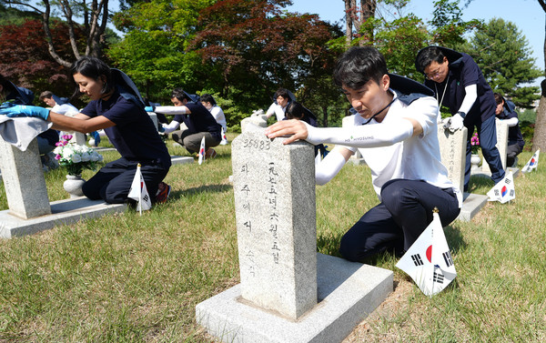 HS효성이 호국보훈의 달을 맞아 11일 국립서울현충원을 찾아 현충탑을 참배하고 묘역 정화 활동을 실시했다.   사진=HS효성