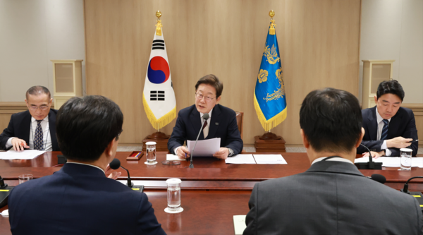이재명 대통령이 4일 서울 용산 대통령실 청사에서 '대통령 1호 명령, 비상경제점검 태스크포스(TF) 회의'를 주재하고 있다. 사진=연합뉴스