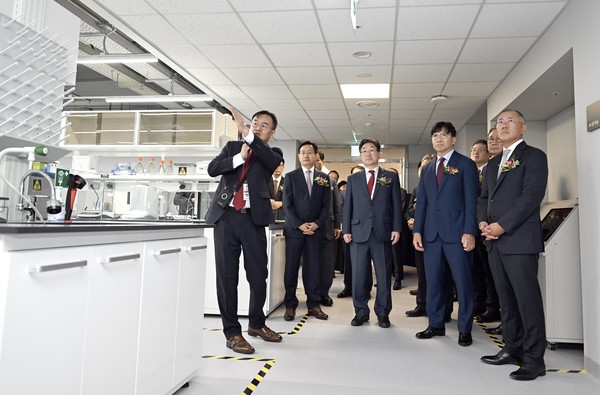 17일 정몽구 미래의학관 준공식에 참석한 정의선 현대차그룹 회장(오른쪽 첫번째)이 시설을 둘러보고 있다. 사진=현대차그룹