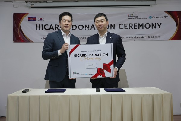 하이카디 지원 업무 협약식에서 동아에스티 정재훈 사장(오른쪽)과 헤브론의료원 진은경 상임이사가 기념사진을 촬영하고 있다.   사진=동아에스티