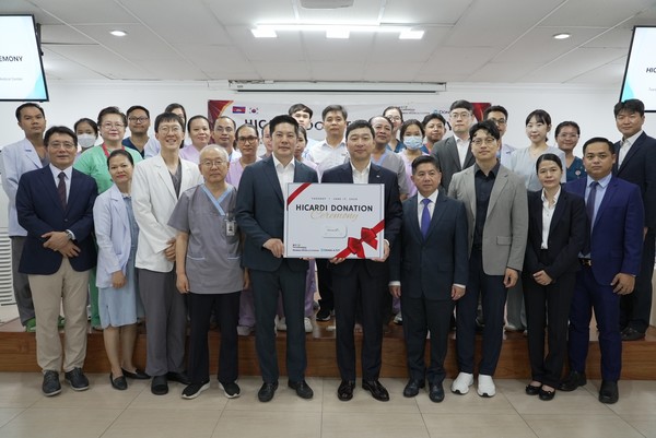 하이카디 지원 업무 협약식에서 헤브론의료원 진은경 상임이사(첫번째줄 왼쪽에서 5번째), 동아에스티 정재훈 사장(6번째), 캄보디아 유통사 KHS 속상남 대표이사(7번째), 메쥬 전데릭 본부장(8번째) 등 관계자들이 기념사진을 촬영하고 있다.  사진=동아에스티