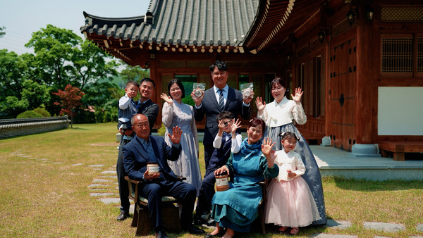 양산 ‘원식품몰’ 김민혁 대표(가운데)와 가족.  사진=쿠팡
