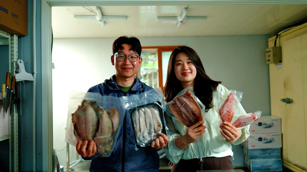 포항 ‘윤자네 수산’ 김지윤(왼쪽), 심예리 대표.   사진=쿠팡