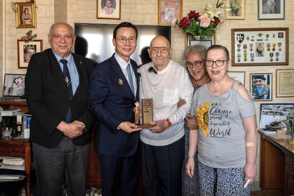 지난 16일(현지시간) 프랑스 파리에서 신익현 대표(왼쪽에서 2번째)가 UN군 참전용사 세르주 아르샹보씨(3번째) 자택을 찾아가 감사패 및 기념품을 전달하고 기념촬영을 하고 있다. 사진=LIG넥스원