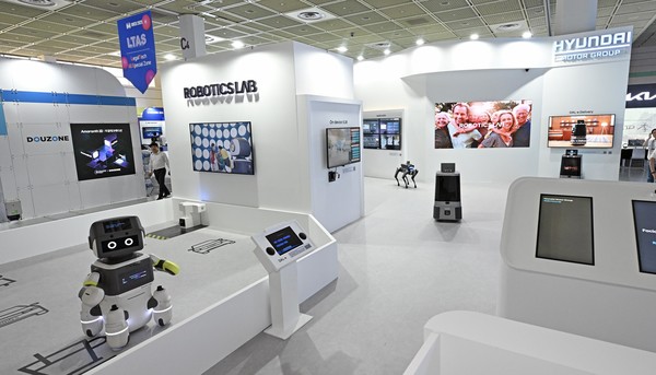 현대차그룹은 18일부터 20일까지 서울 강남구 코엑스에서 열리는 인공지능 엑스포, ‘MARS(Mega-city A.I Revolution Summit: 마스) 2025’에 로보틱스랩과 기아 부스를 각각 마련하고 인공지능을 활용한 다양한 첨단 기술을 선보였다. MARS 2025에 마련된 현대차그룹 로보틱스랩 부스 전경.   사진=현대차그룹